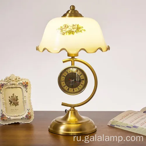 Ретро элегантная металлическая настольная лампа с оттенком цветов